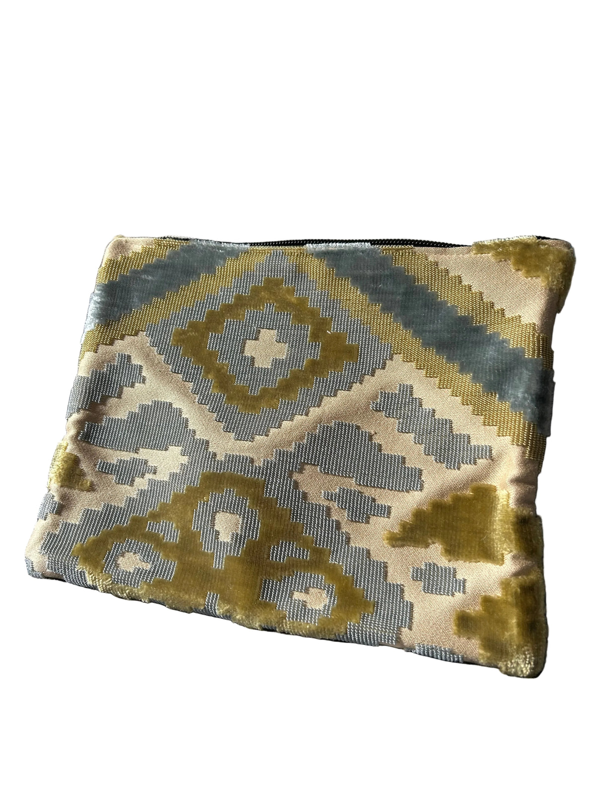 Trousse en chambre à air de camion et velours aux motifs géométriques