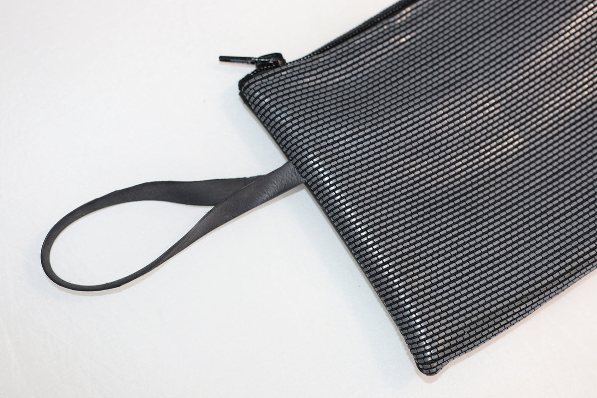 Pochette SHAMA bi-matière en chambre à air de camion et en latex gris