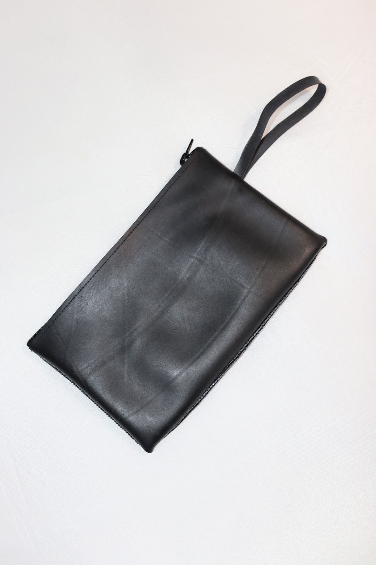 Pochette SHAMA bi-matière en chambre à air de camion et en latex gris