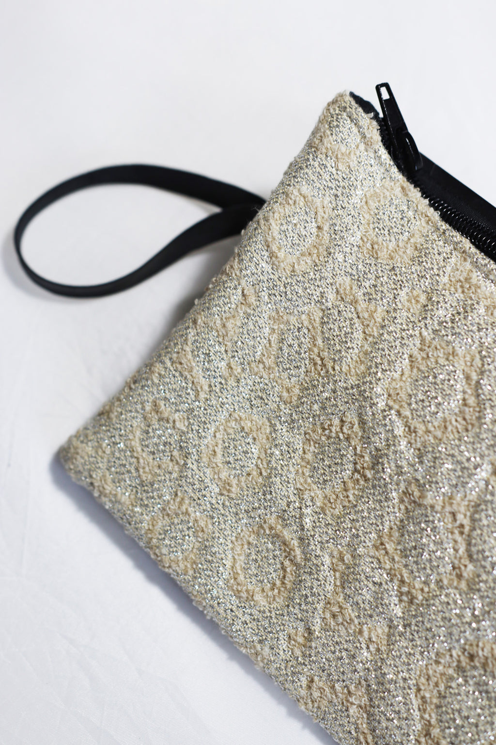 Pochette SHAMA bi-matière en chambre à air de camion et tissu beige et lurex