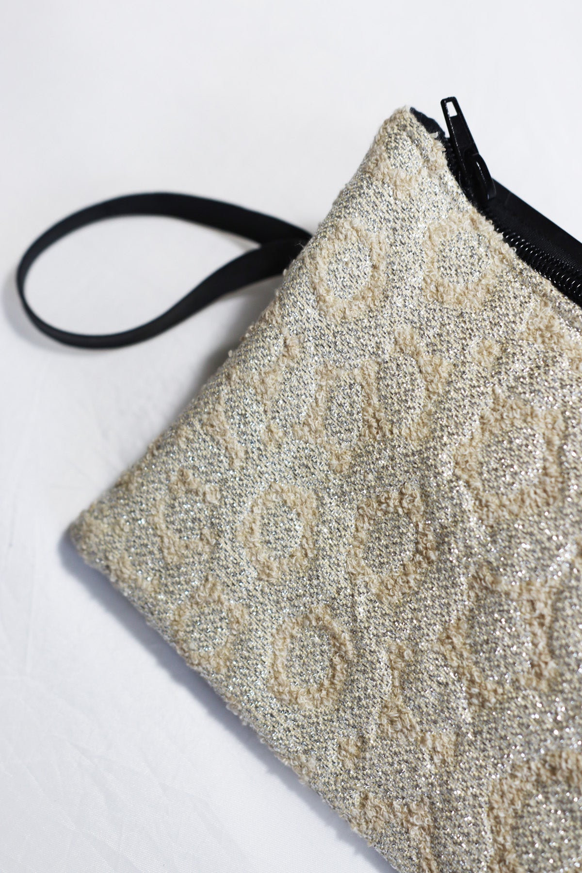 Pochette SHAMA bi-matière en chambre à air de camion et tissu beige et lurex