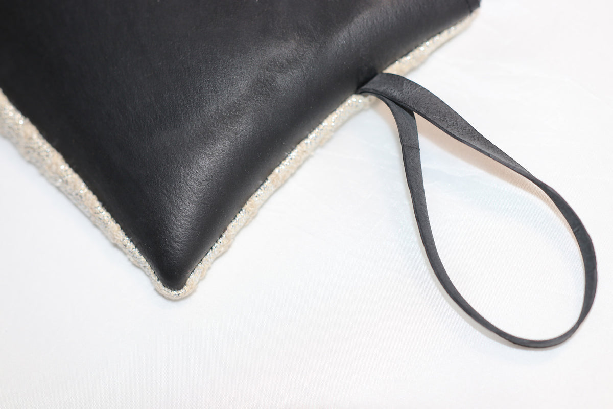 Pochette SHAMA bi-matière en chambre à air de camion et tissu beige et lurex