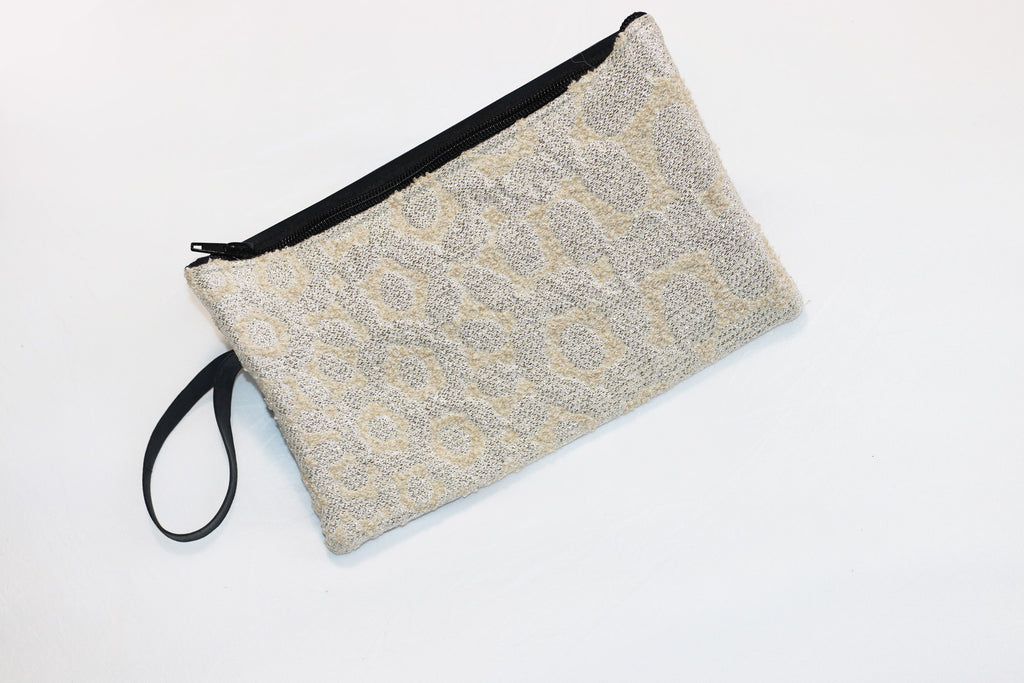 Pochette SHAMA bi-matière en chambre à air de camion et tissu beige et lurex