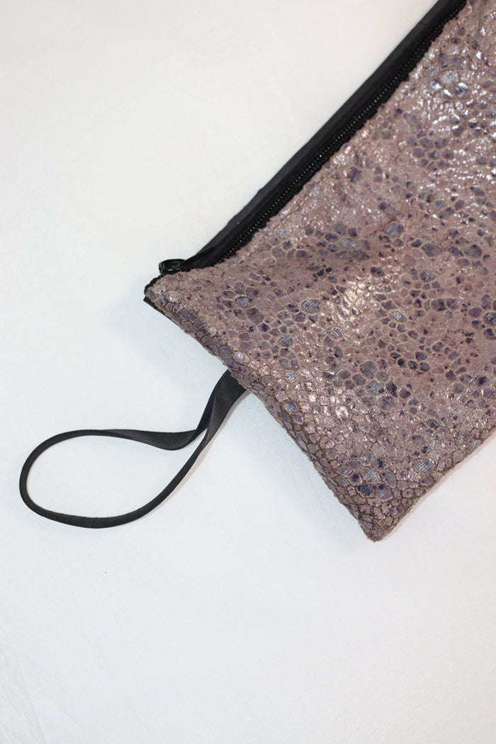 Pochette SHAMA bi-matière en chambre à air de camion et tissus imitation cuir de serpent gris rose