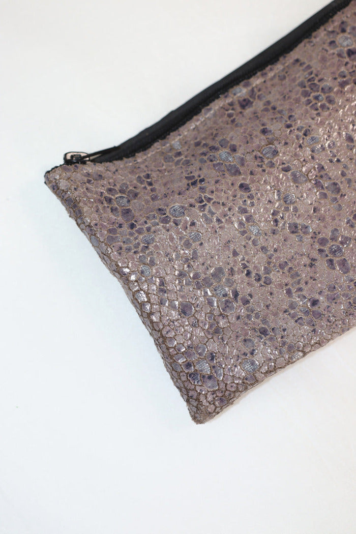 Pochette SHAMA bi-matière en chambre à air de camion et tissus imitation cuir de serpent gris rose