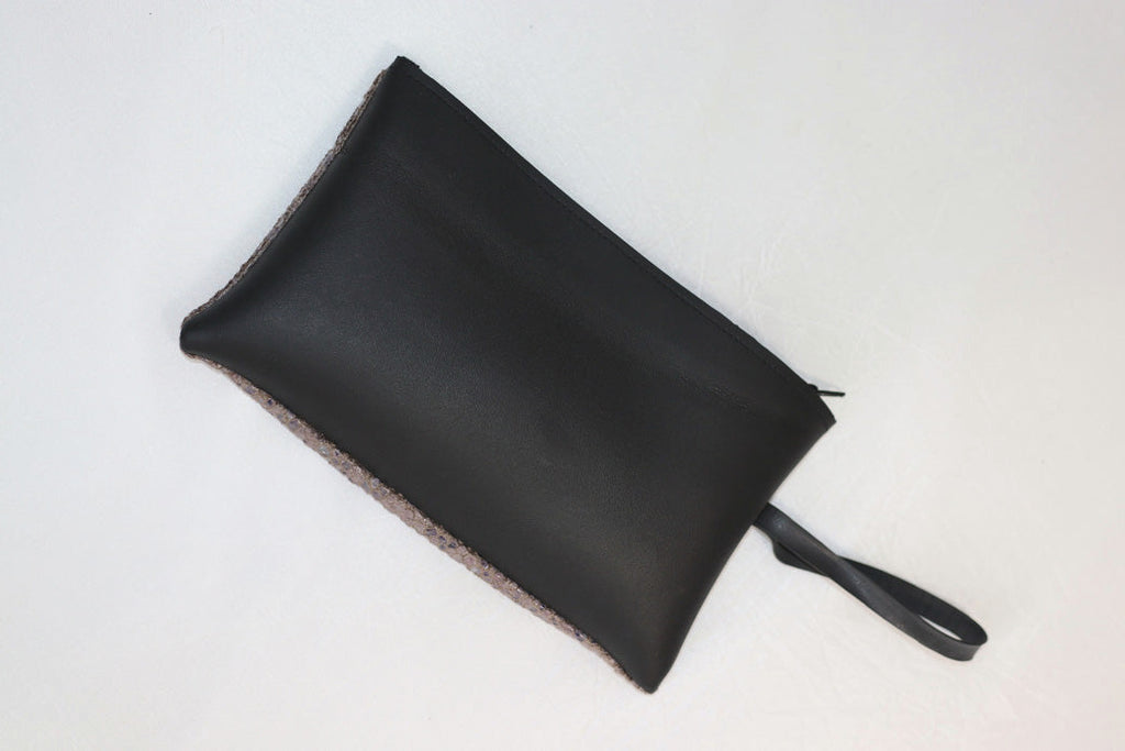 Pochette SHAMA bi-matière en chambre à air de camion et tissus imitation cuir de serpent gris rose