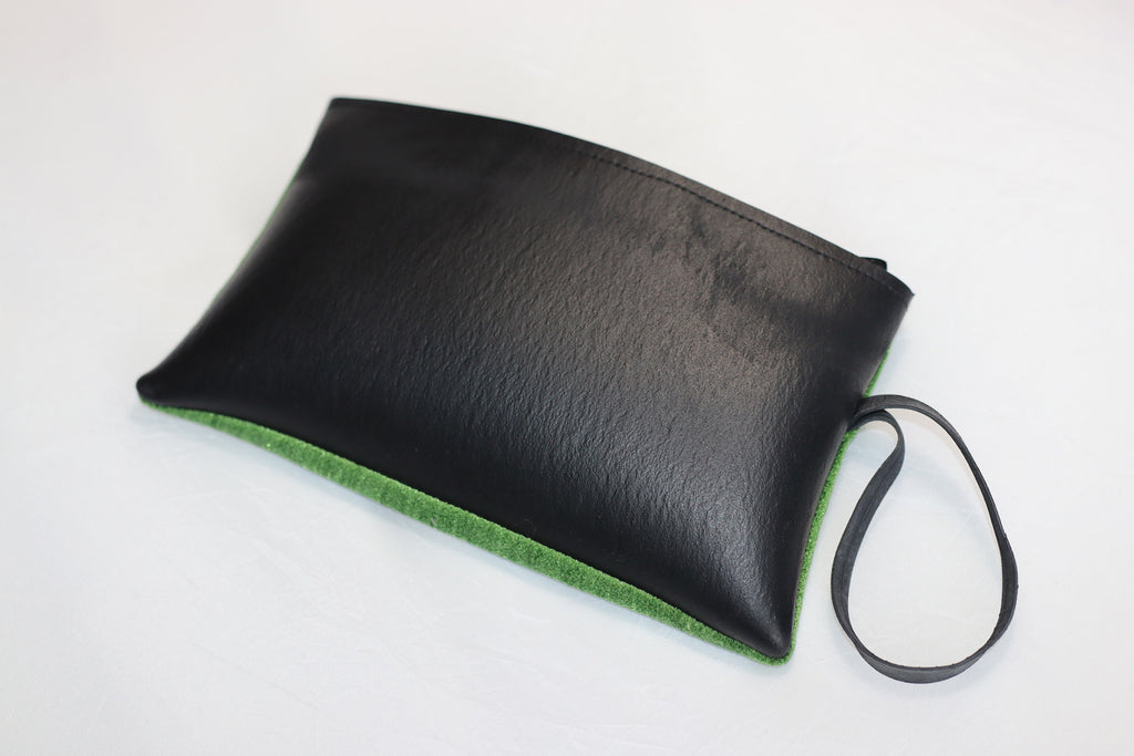 Pochette SHAMA bi-matière en chambre à air de camion et velours vert