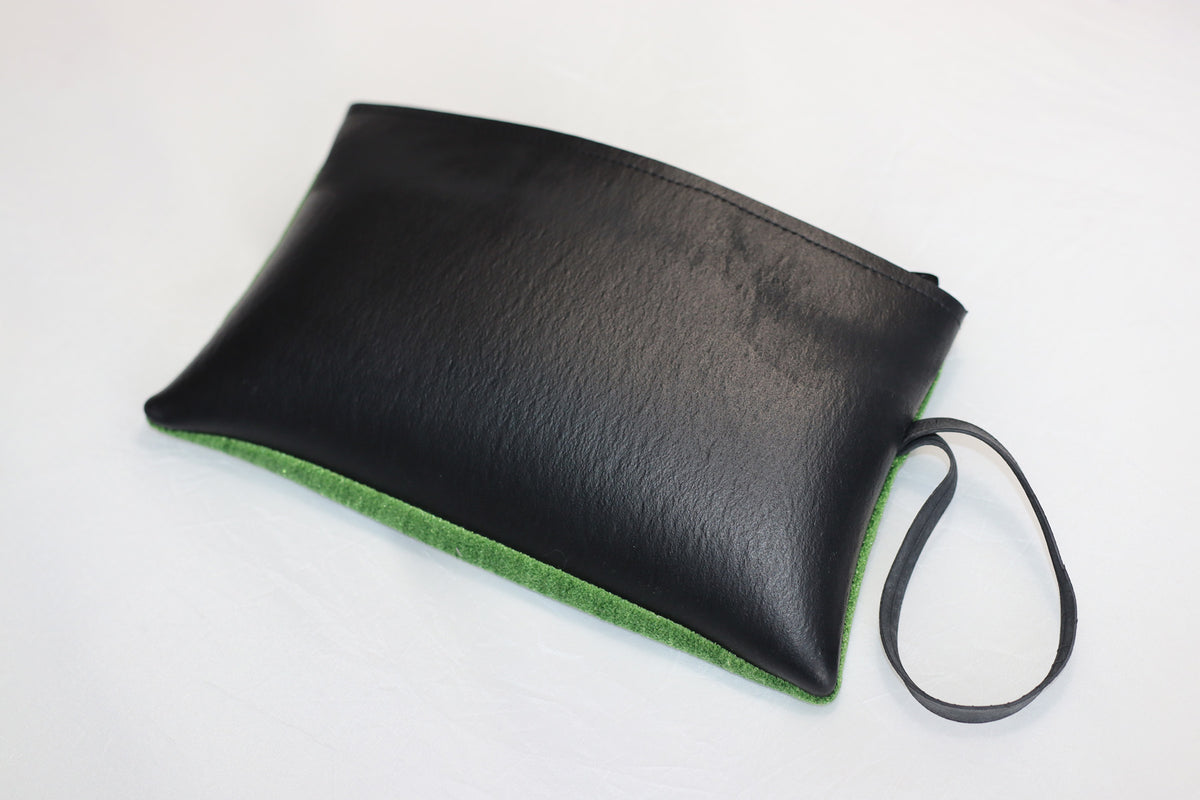 Pochette SHAMA bi-matière en chambre à air de camion et velours vert