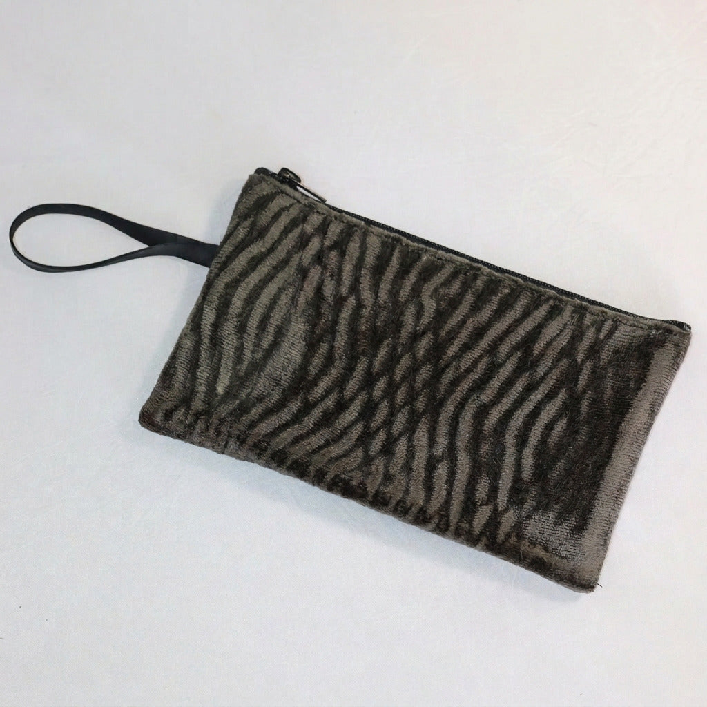 Pochette SHAMA bi-matière en chambre à air de camion et velours gris