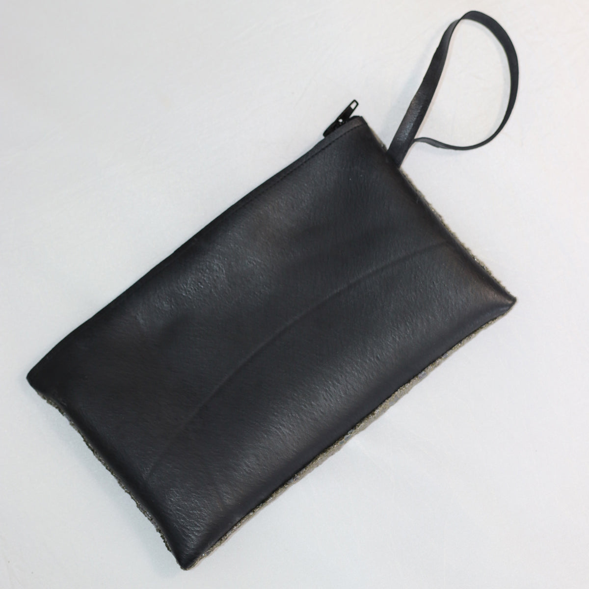 Pochette bi-matière en chambre à air de camion et tissu imitation cuir de serpent