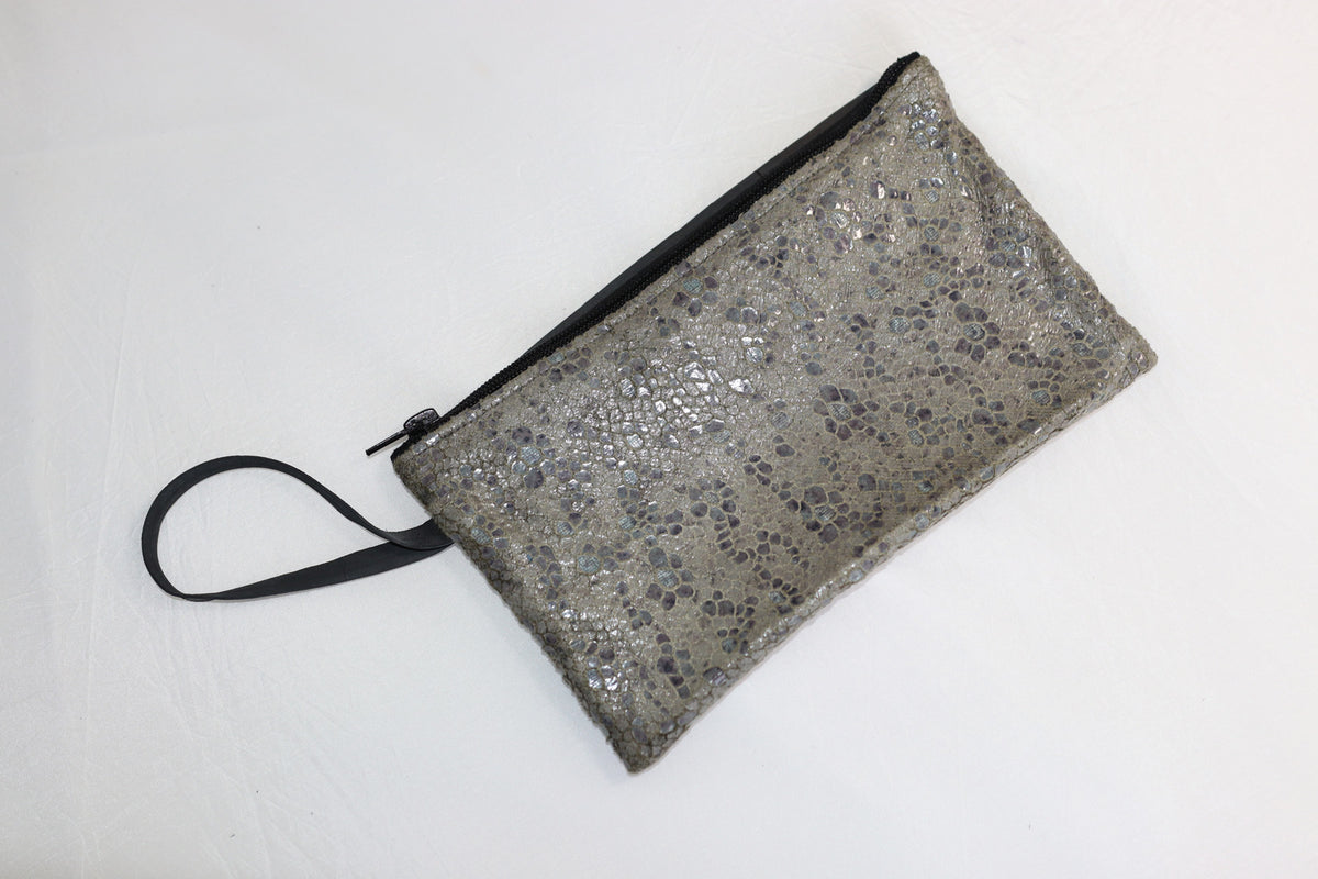 Pochette bi-matière en chambre à air de camion et tissu imitation cuir de serpent