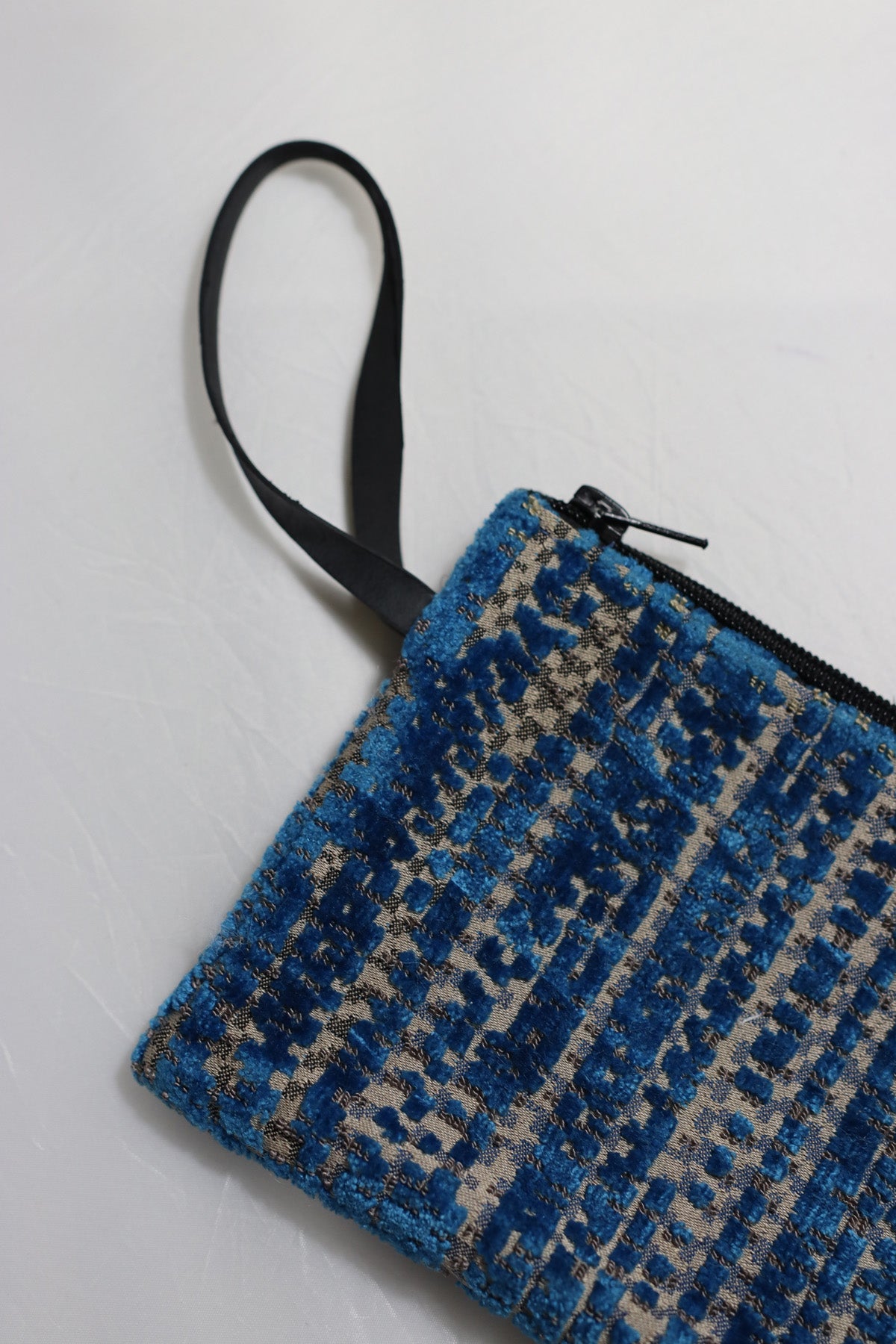 Pochette bi-matière en chambre à air de camion et tissu – pièce unique