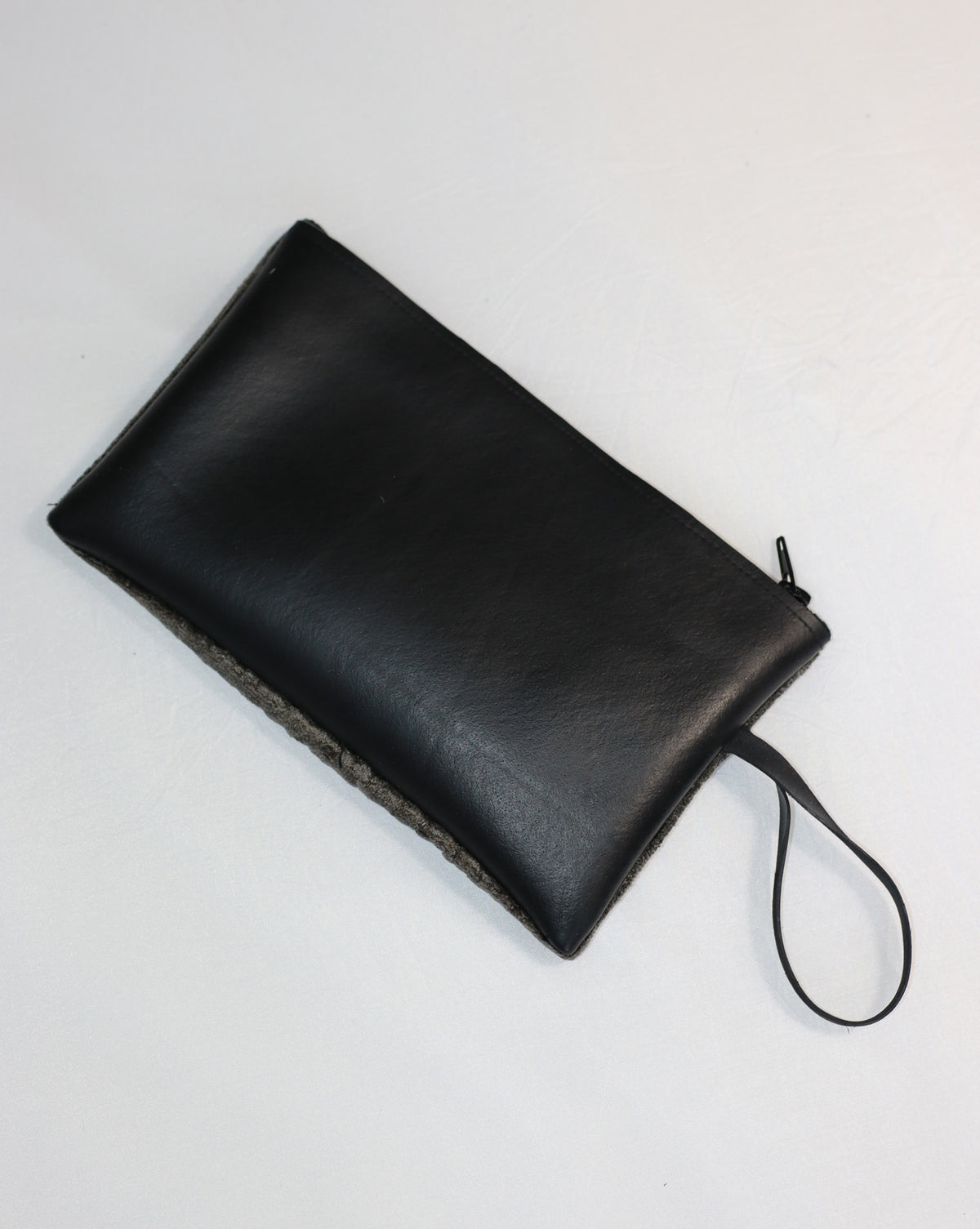 Pochette SHAMA bi-matière en chambre à air de camion et velours gris