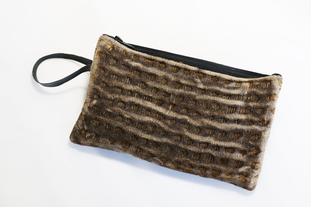 Pochette SHAMA bi-matière en chambre à air de camion et velours marron