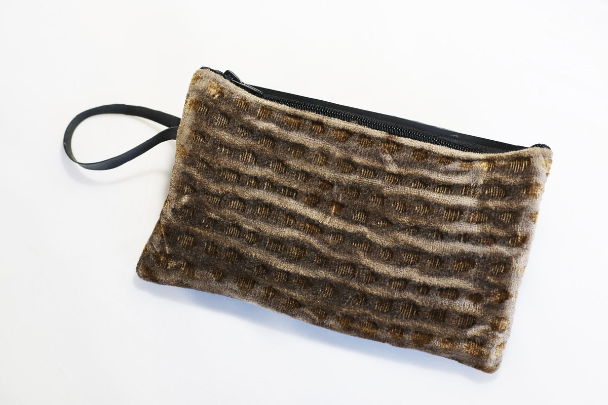 Pochette SHAMA bi-matière en chambre à air de camion et velours marron