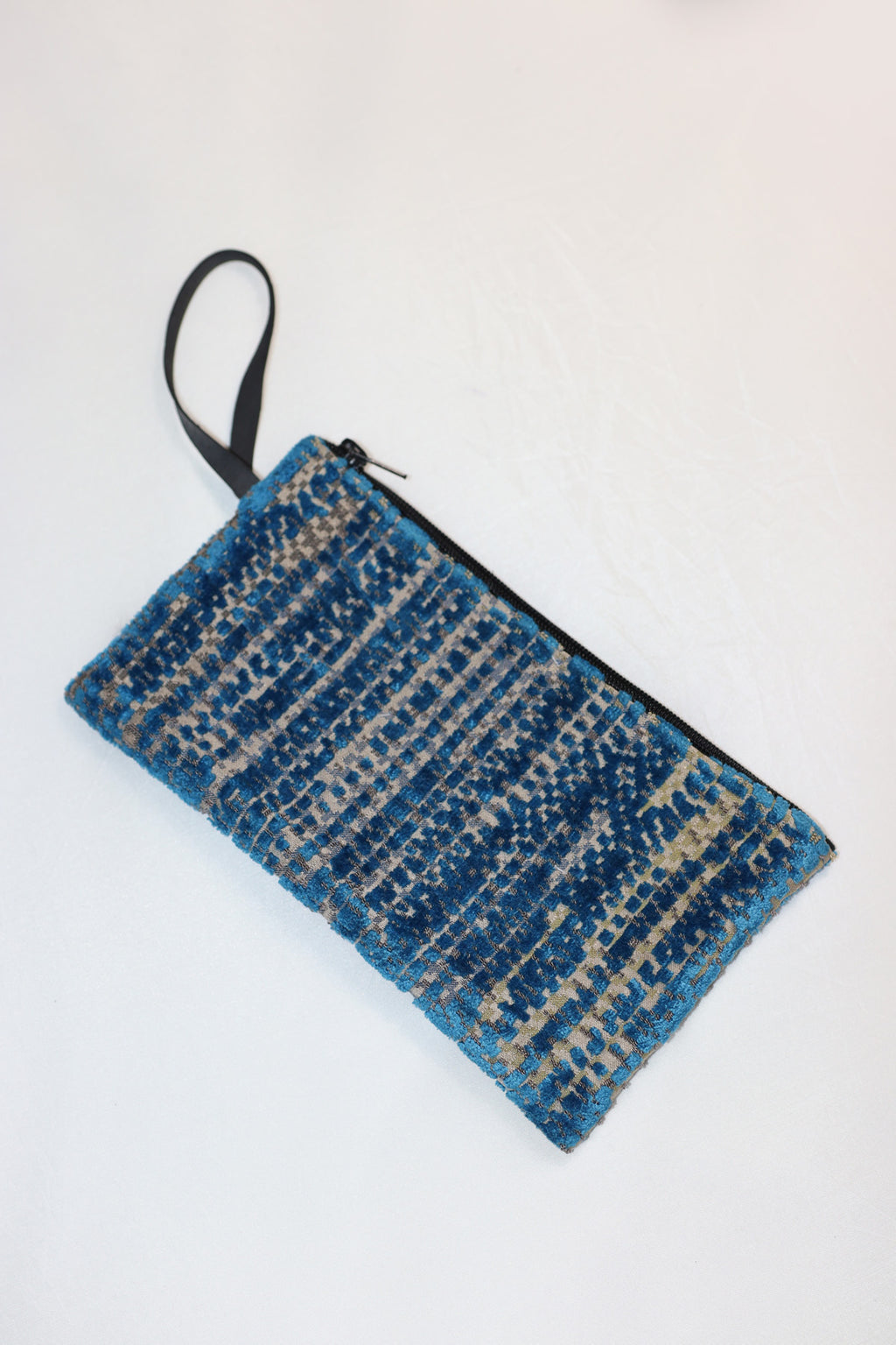 Pochette bi-matière en chambre à air de camion et tissu – pièce unique