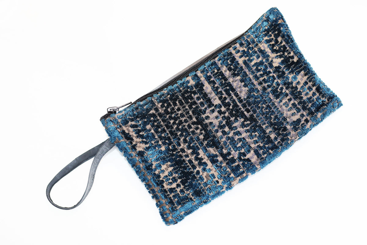 Pochette SHAMA bi-matière en chambre à air de camion et velours bleu foncé