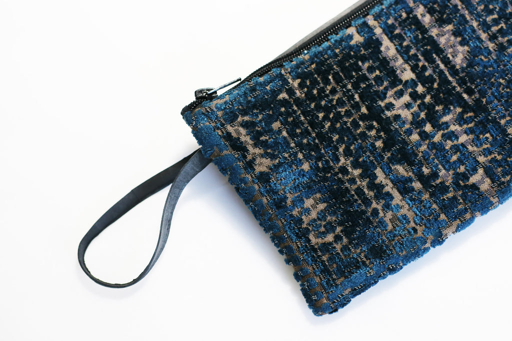 Pochette SHAMA bi-matière en chambre à air de camion et velours bleu foncé