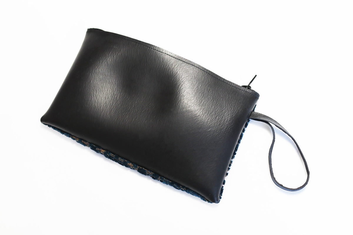 Pochette SHAMA bi-matière en chambre à air de camion et velours bleu foncé