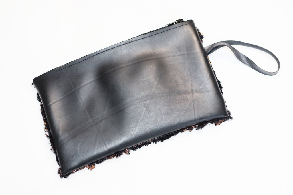 Pochette SHAMA bi-matière en chambre à air de camion et fausse fourrure bronze