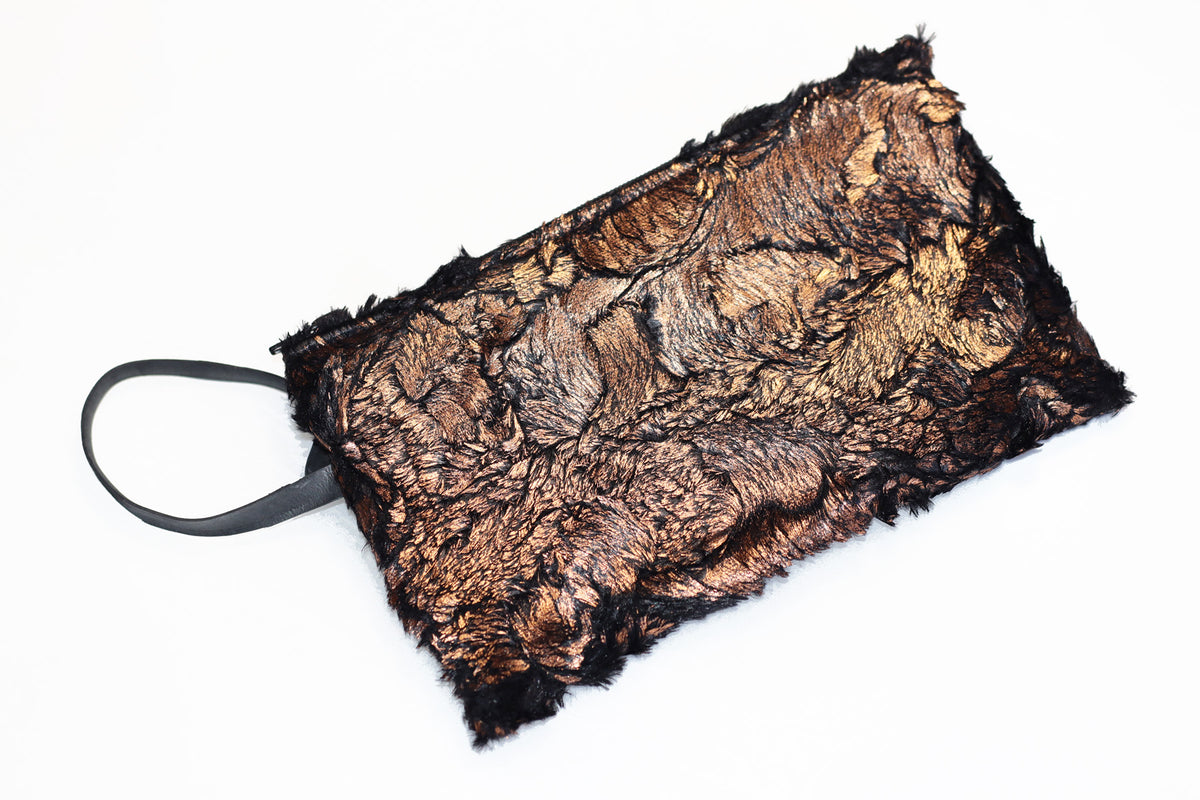 Pochette SHAMA bi-matière en chambre à air de camion et fausse fourrure bronze