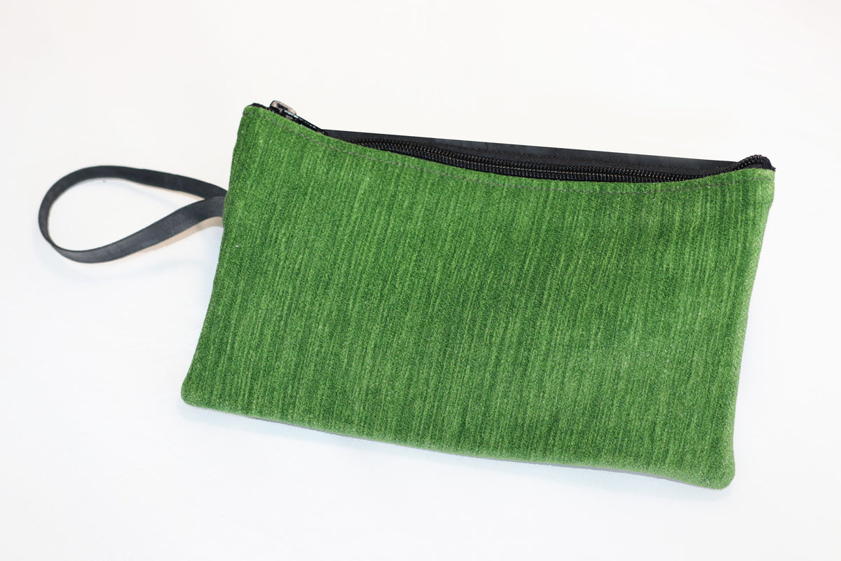 Pochette SHAMA bi-matière en chambre à air de camion et velours vert