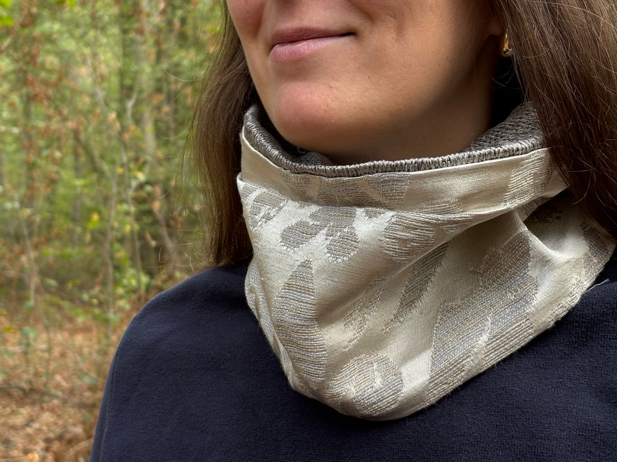 Snood - tour de cou en satin nacre et gris perle - coupe-vent