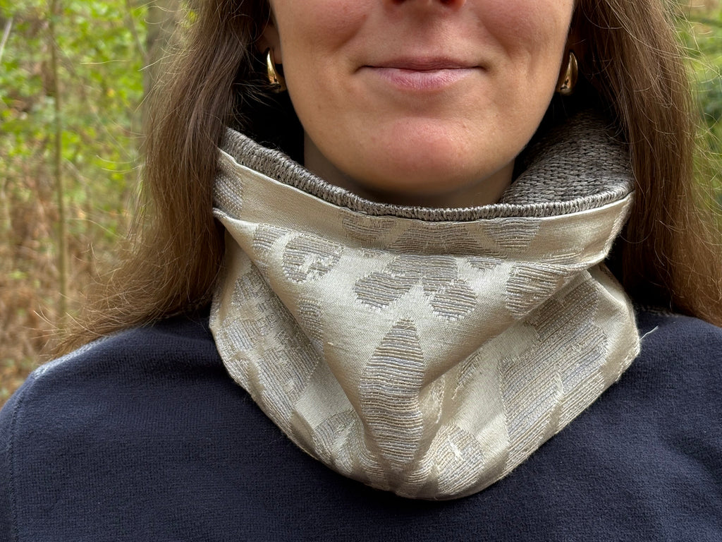 Snood - tour de cou en satin nacre et gris perle - coupe-vent