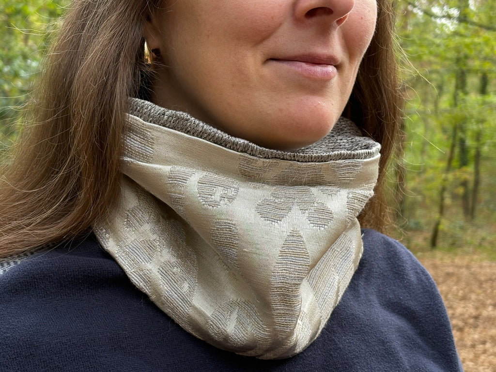 Snood - tour de cou en satin nacre et gris perle - coupe-vent