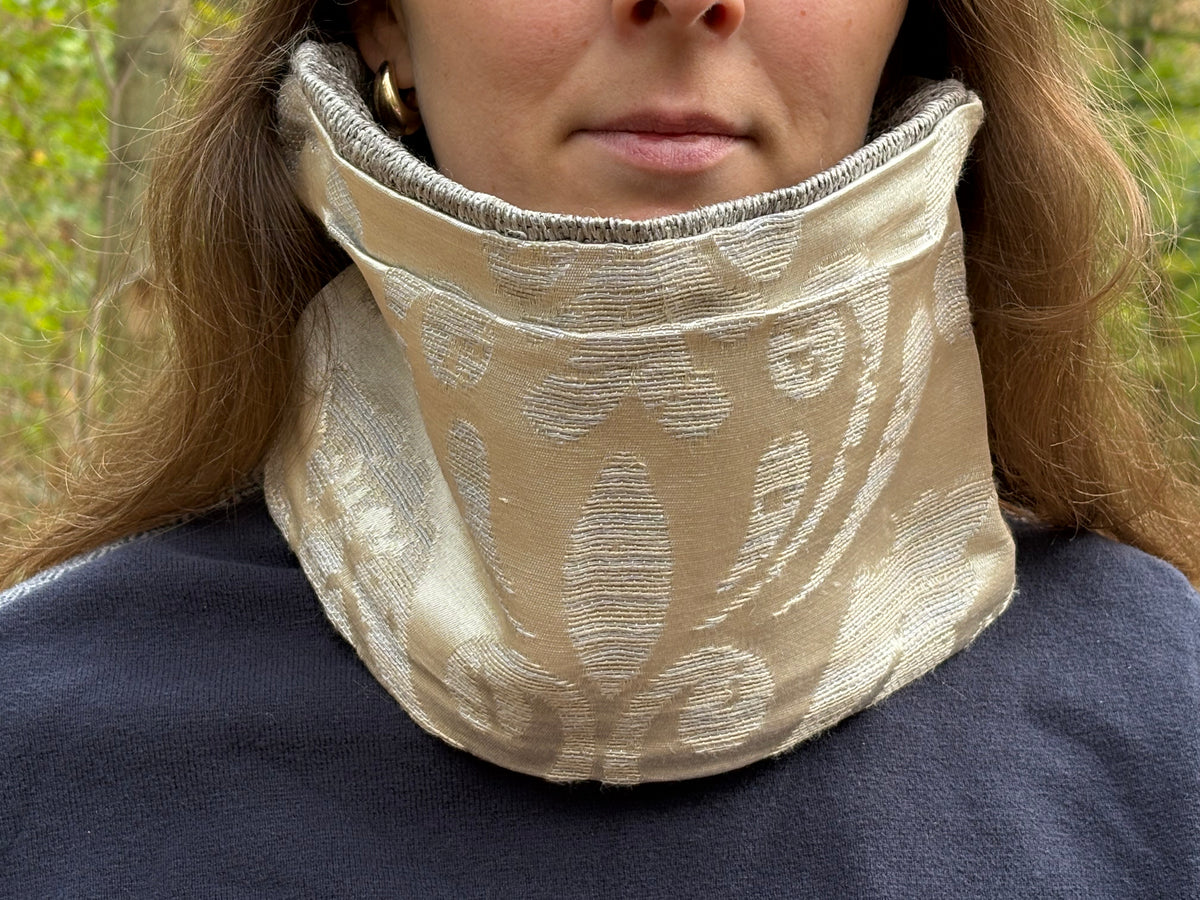 Snood - tour de cou en satin nacre et gris perle - coupe-vent