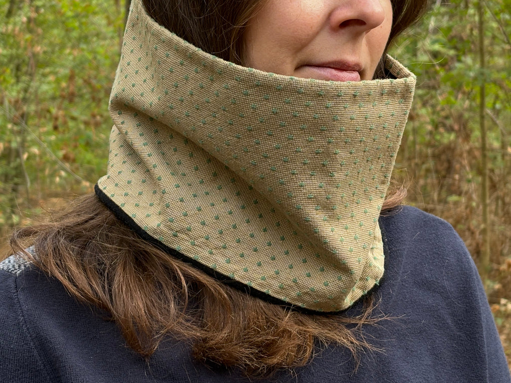 Snood - tour de cou marron clair petites croix vertes