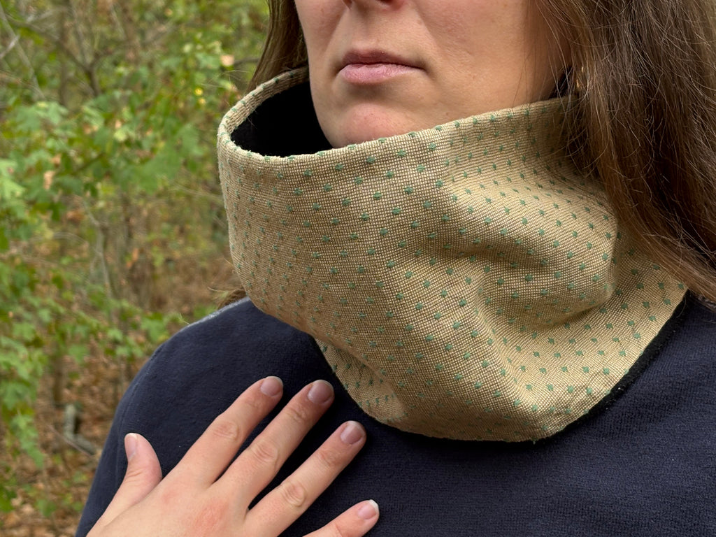 Snood - tour de cou marron clair petites croix vertes
