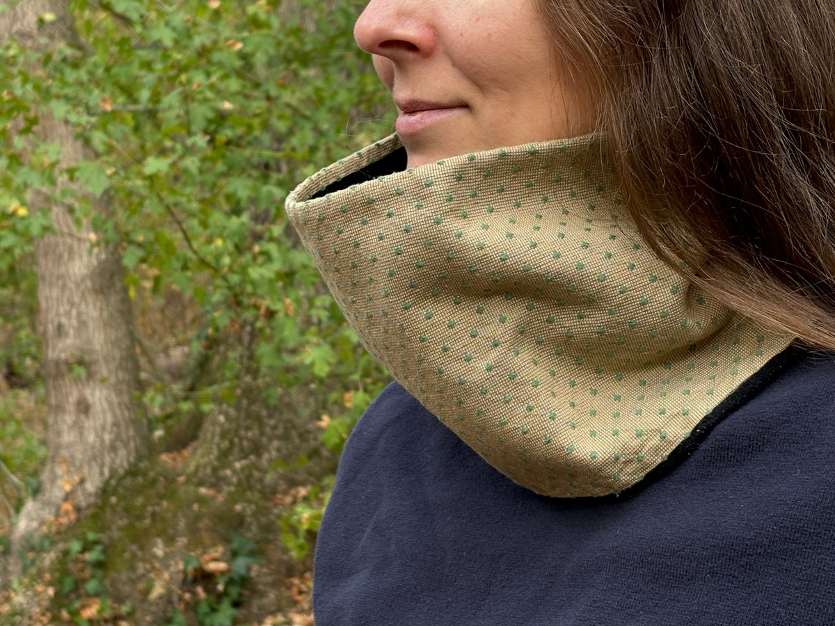 Snood - tour de cou marron clair petites croix vertes