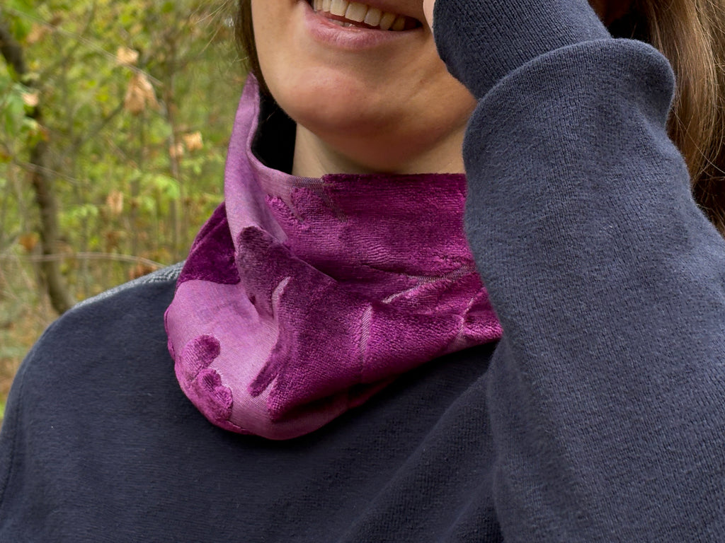 Snood - tour de cou en velours violet  à motif floral