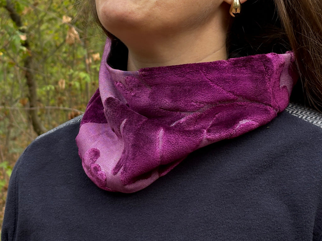 Snood - tour de cou en velours violet  à motif floral