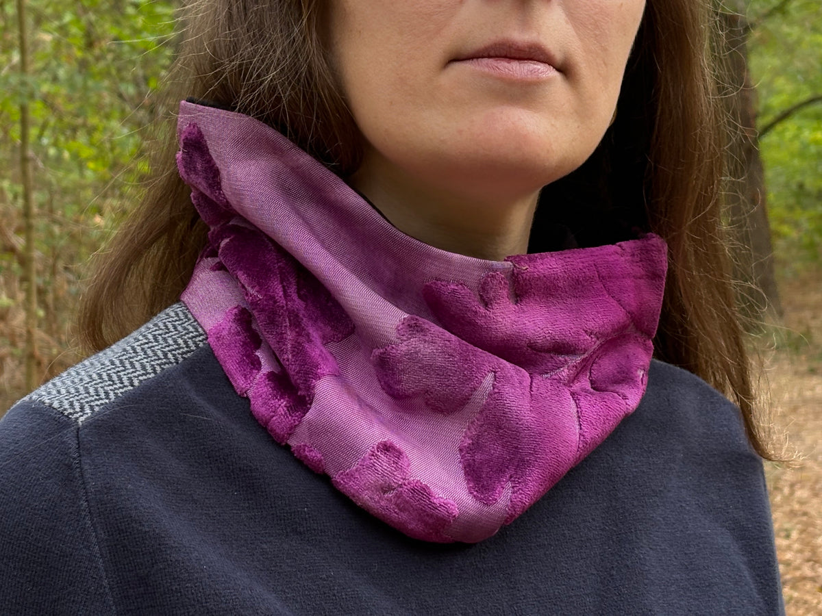 Snood - tour de cou en velours violet  à motif floral