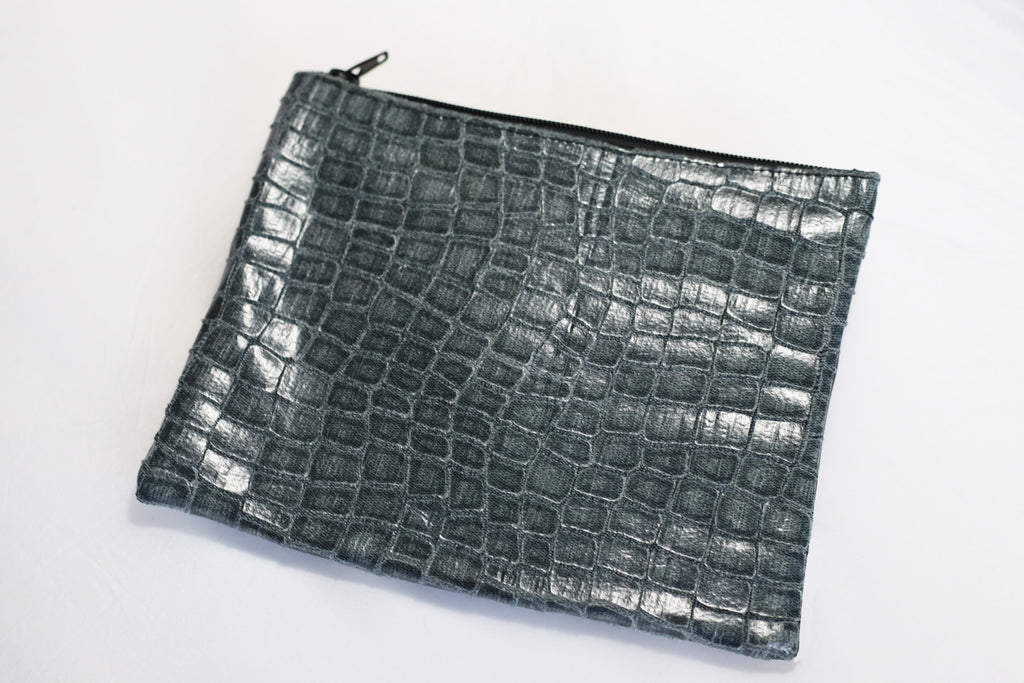 Trousse en chambre à air de camion et velours frappé motifs peau de crocodile gris