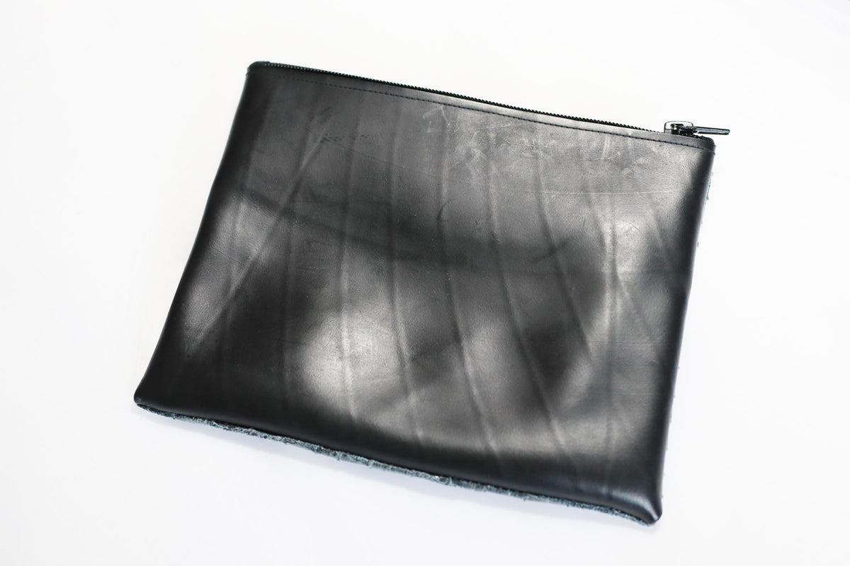 Trousse en chambre à air de camion et velours frappé motifs peau de crocodile gris