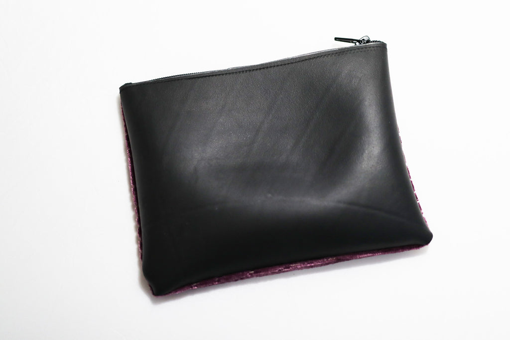 Trousse en chambre à air de camion et velours aux motifs géométriques