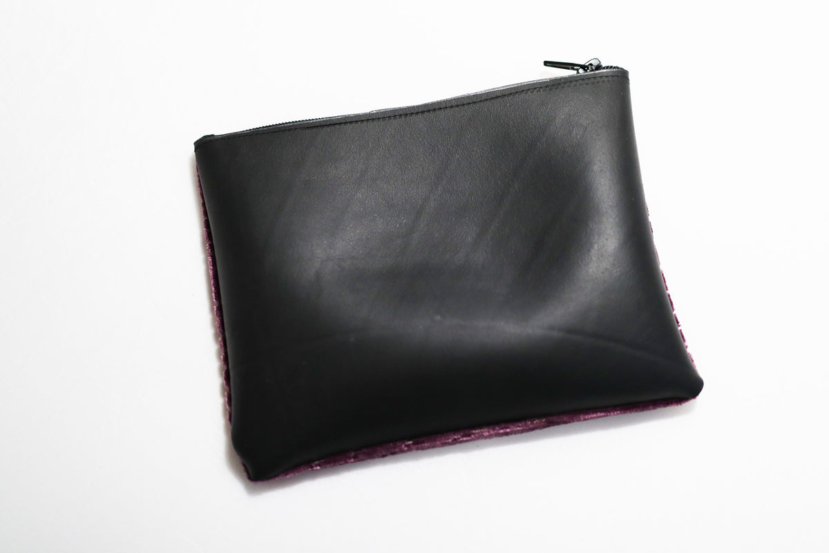 Trousse en chambre à air de camion et velours aux motifs géométriques